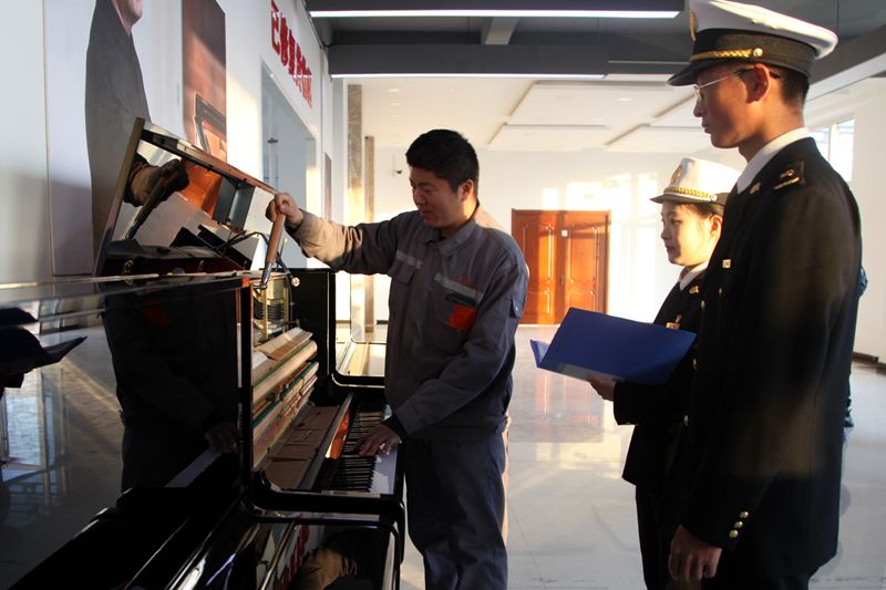 图为：营口海关关员对出口钢琴进行现场查验 刘丰摄