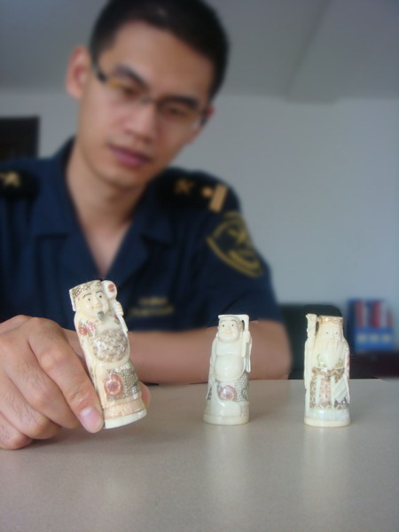 大连海关截获三尊河马牙雕像